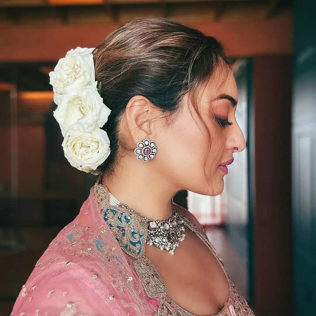 Sonakshi Sinha Wearing Beautiful Earrings Jewellery Pink Lehenga